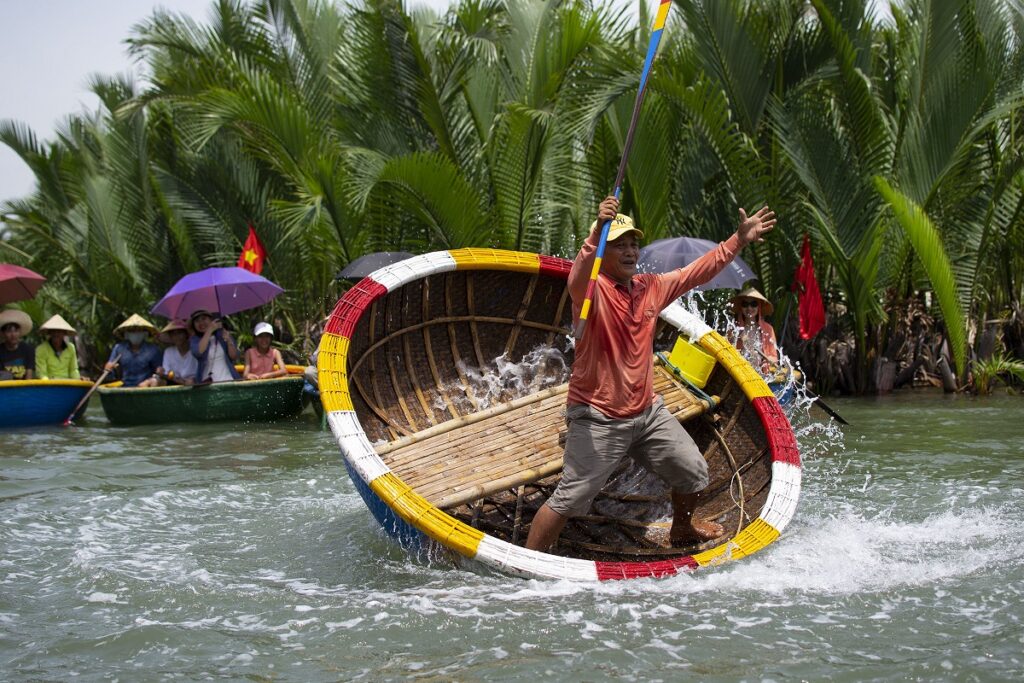 นั่งเรือกระด้ง Cam Thanh Water Coconut Village